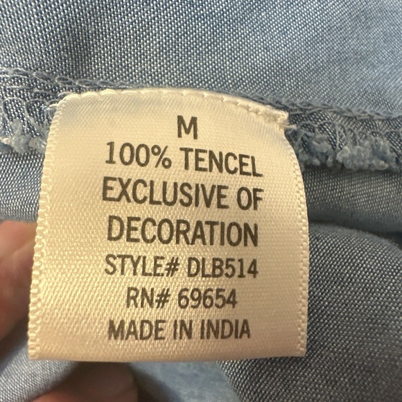 Francesca’s Blue Rain Size M Floral Embroidered Chambray Denim Cold Shoulder Top - Picture 9 of 12